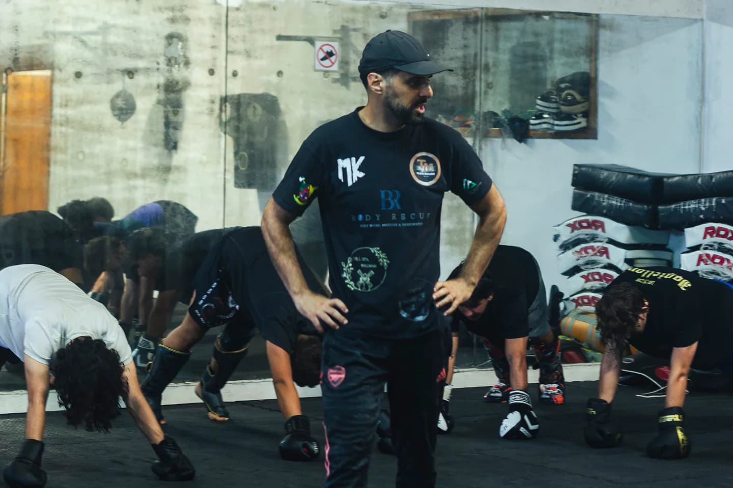 Échauffement collectif avec gants dans la salle de Champion’s Academy